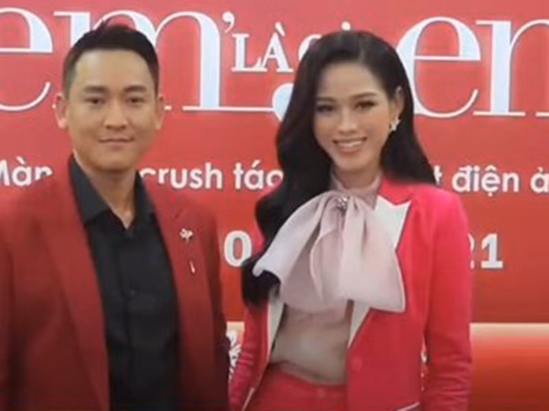 Hành động Đỗ Thị Hà từ chối nam đồng nghiệp định ôm eo gây ra những ý kiến trái chiều. Một số khán giả cho rằng nàng hoa hậu có hành xử kém duyên trong khi đó, không ít người đứng về phía Đỗ Thị Hà. Ảnh: Saigon daily