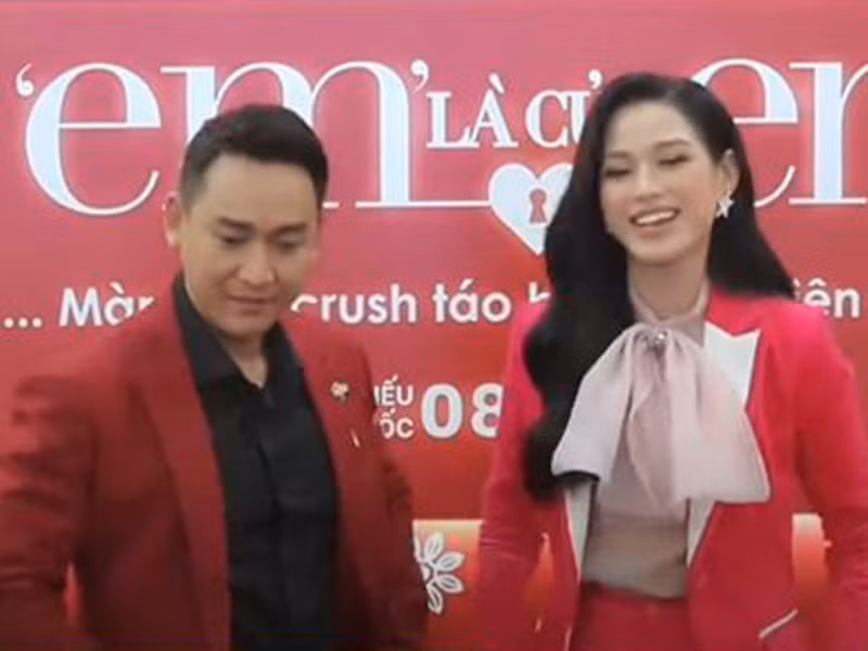 Hứa Vĩ Văn tỏ ra khá bất ngờ khi Hoa hậu Việt Nam 20220 từ chối song sau đó, anh vẫn vui vẻ chụp ảnh chung. Ảnh: Saigon daily