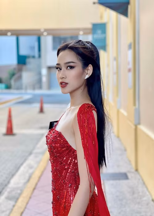 Trong buổi giao lưu với truyền thông, Đỗ Thị Hà lần đầu lên tiếng về những phát ngôn thiếu chuẩn mực trên trang cá nhân. Ảnh: FBNV