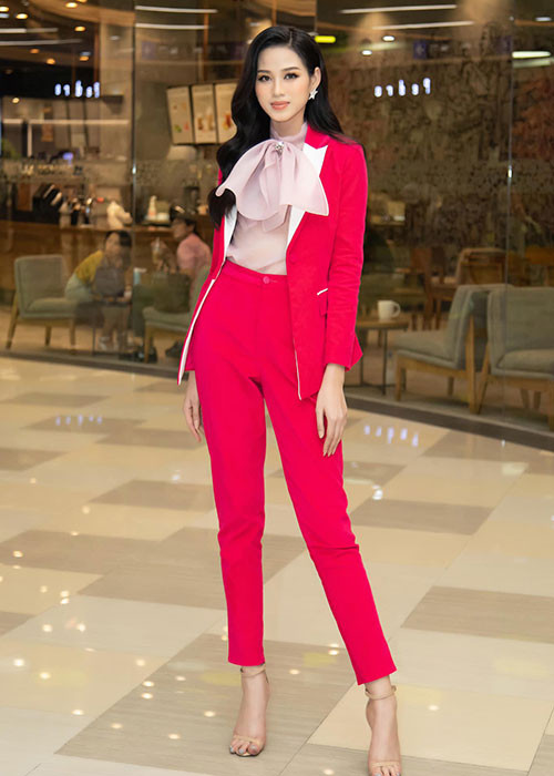 Về hành động từ chối nam đồng nghiệp định ôm eo, Đỗ Thị Hà chia sẻ trên Yan: "Thật ra hành động của Hà không có ý chảnh. Với Hà những người lạ mới gặp chưa thân thiết thì sẽ có phần ngại khi người ta đề nghị ôm eo chụp ảnh Hà sẽ lịch sự từ chối, còn với người quen biết, chơi thân rồi thì Hà sẽ thoải mái trong việc đấy hơn. Hà nghĩ bất kỳ cô gái nào cũng sẽ ái ngại khi người lạ khác giới gần gũi với cự ly gần". Ảnh: FBNV