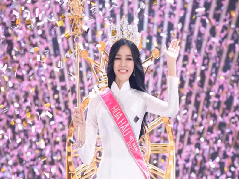 Ban tổ chức cuộc thi Hoa hậu Việt Nam chia sẻ vì chuyến từ thiện được tổ chức cùng với việc gặp gỡ lãnh đạo và giao lưu với bà con nên Đỗ Thị Hà đã không kịp thay trang phục. "Chúng tôi sẽ rút kinh nghiệm và ghi nhận mọi đóng góp", phía hoa hậu cho hay. Ảnh: Người lao động