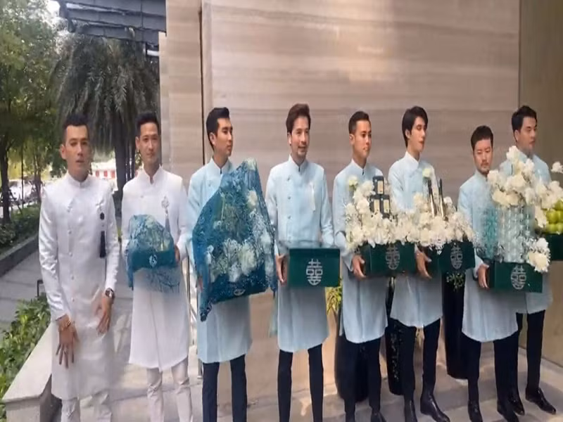 Dàn phù rể của Lý Bình bên các sinh lễ. Ảnh: VTC