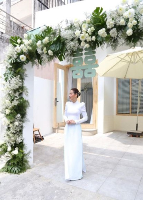 Nữ ca sĩ diện áo dài trắng kín đáo. Ảnh: Saostar