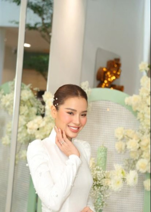 Không gian đám cưới của Phương Trinh được trang trí với tông màu xanh chủ đạo, ngập tràn hoa. Ảnh: Saostar