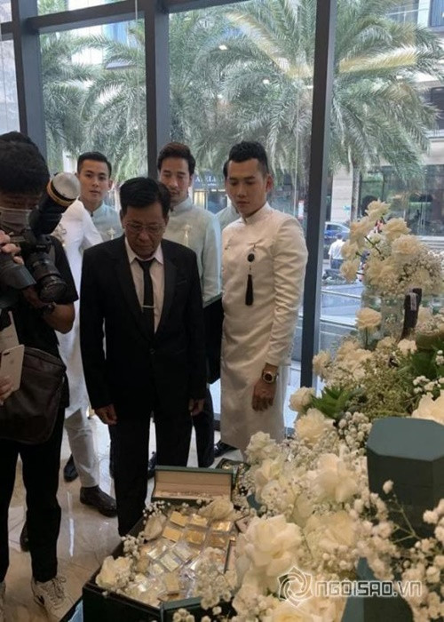 Sinh lễ của đám cưới Lý Bình toàn vàng miếng, trang sức kim cương. Ảnh: Công lý và xã hội