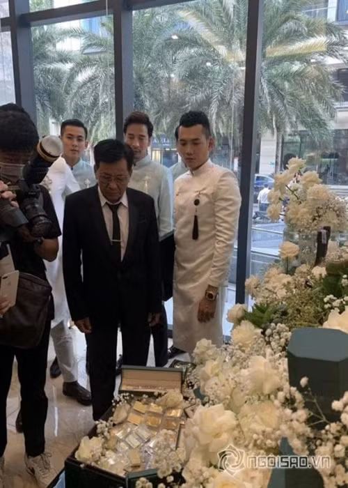 Sinh lễ của đám cưới Lý Bình toàn vàng miếng, trang sức kim cương. Ảnh: Công lý và xã hội