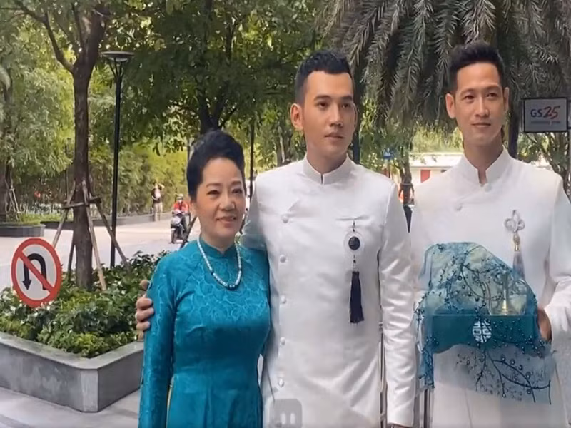 Lý Bình chụp ảnh bên mẹ đẻ. Ảnh: VTC