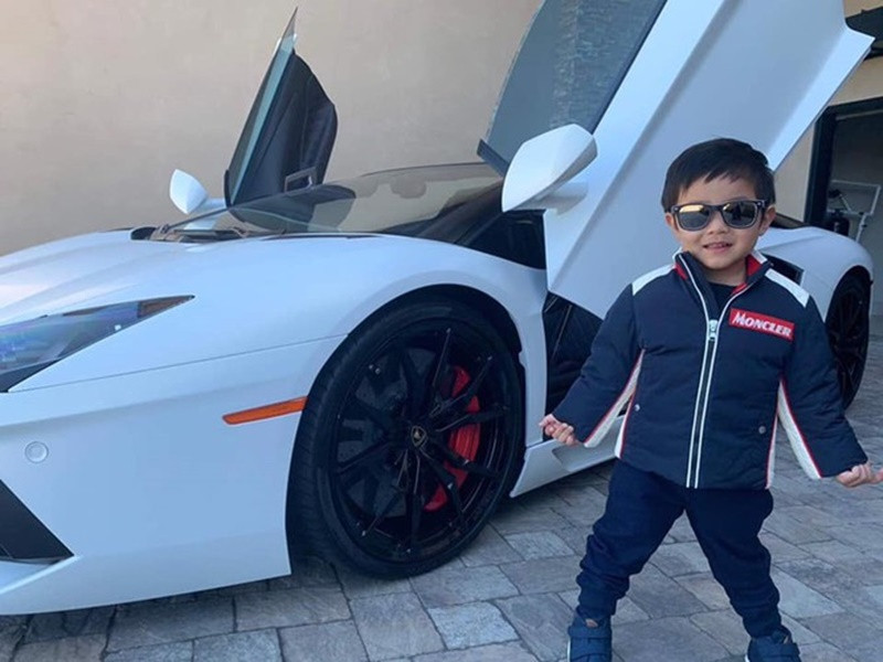 Quần áo, giày dép của Thiên Từ cũng được sắm toàn hàng hiệu, giá trị mỗi món đồ vào khoảng từ 100-800 USD. Ảnh: FBNV