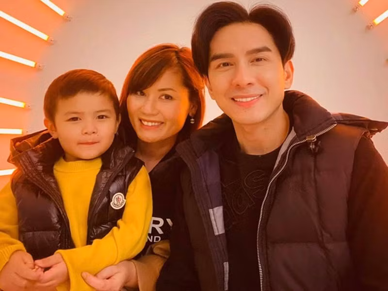 Có mẹ là doanh nhân thành đạt, bố là ca sĩ nổi tiếng, bé Thiên Từ - con trai của Đan Trường - Thủy Tiên cũng hưởng cuộc sống "ngậm thìa vàng" từ khi mới sinh ra. Cậu nhóc hiện tại sống trong căn biệt thự xa hoa như khách sạn 5 sao ở Mỹ bên mẹ. Ảnh: FBNV