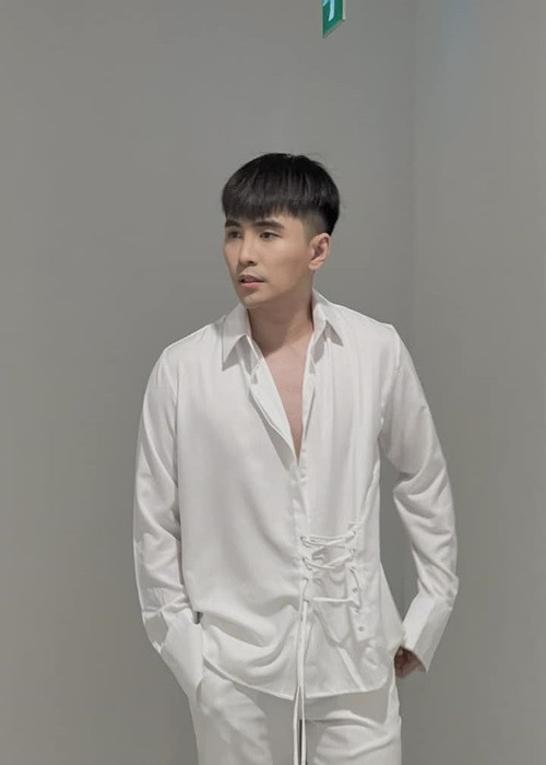 Mới đây, Will và Linh Ka cùng tham một sự kiện. Cả hai không đến cùng lúc nhưng ngồi cạnh nhau. Đến khi sự kiện kết thúc, Will - Linh Ka bị bắt gặp đi chung xe về căn hộ của nam ca sĩ. Ảnh: FBNV