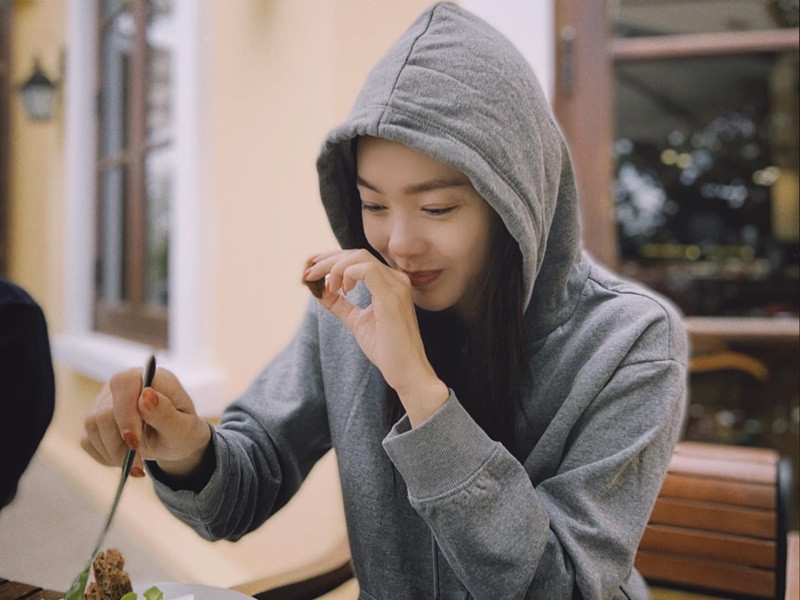 Minh Hằng chọn Đà Lạt để thư giãn. “Thời tiết Đà Lạt thật biết cách làm ai đó mỉm cười. Nhâm nhi ly cafe sáng ngắm nhìn mọi thứ xinh xắn”, cô viết. Tháng 6 tới đây, Minh Hằng sẽ lên xe hoa với bạn trai doanh nhân.