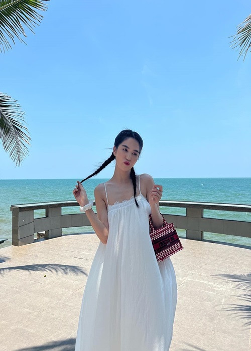 Vài ngày qua, Ngọc Trinh cùng bạn bè tận hưởng chuyến du lịch ở Phan Thiết.