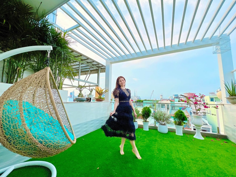 Diễn viên Kha Ly cho rằng tận hưởng không gian bình yên trên sân thượng tại nhà riêng cũng là hạnh phúc.