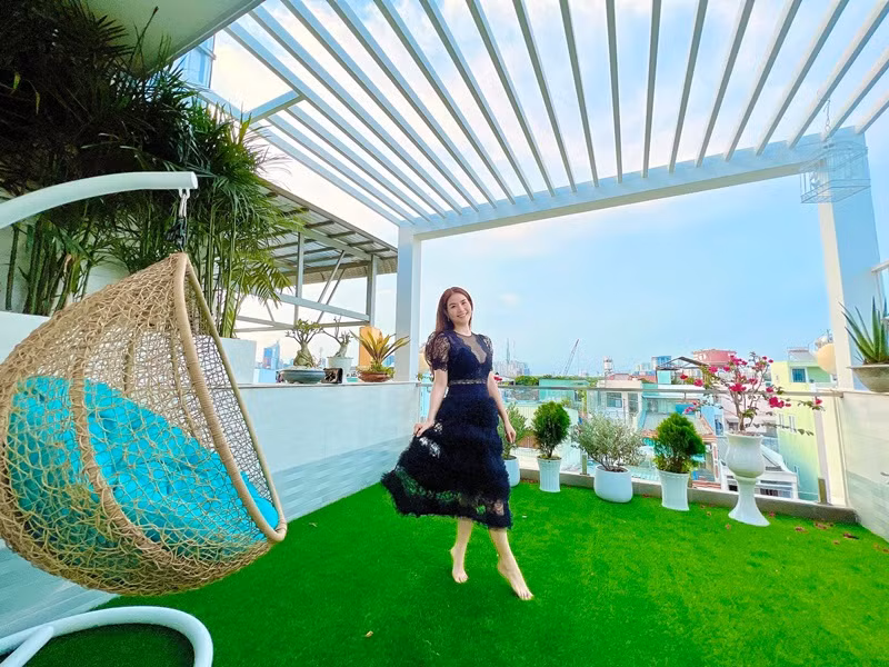 Diễn viên Kha Ly cho rằng tận hưởng không gian bình yên trên sân thượng tại nhà riêng cũng là hạnh phúc.