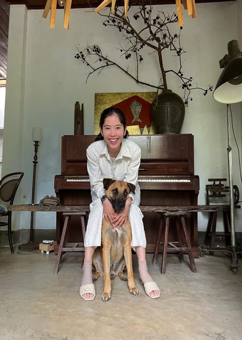 Nam Em chia sẻ hình ảnh tươi cười bên chú cún cưng. “Đi đâu cũng được miễn là thấy bình yên”, cô viết.