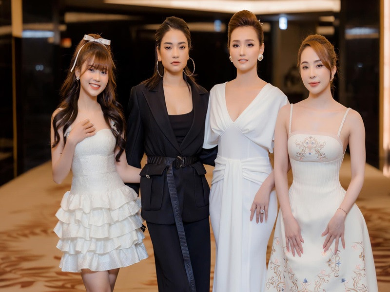 Thúy Hằng bên con gái màn ảnh Quỳnh Trang (ngoài cùng bên trái) trong buổi ra mắt bộ phim. Ảnh: FBNV