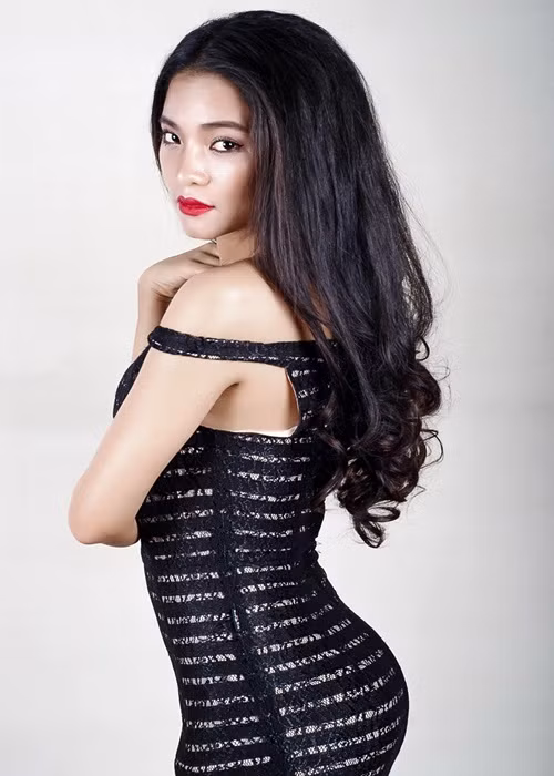 Thúy Hằng lựa chọn trang phục không quá hở bạo. Ảnh: Thế giới điện ảnh