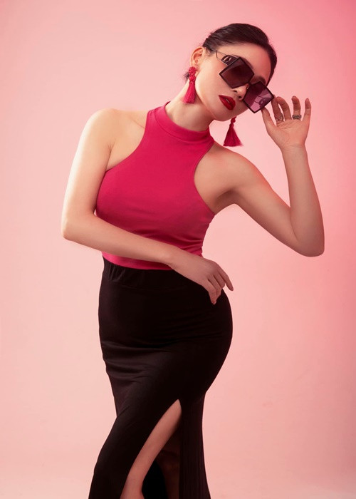 Ở tuổi U50, Quách Thu Phương không ngại mặc táo bạo.