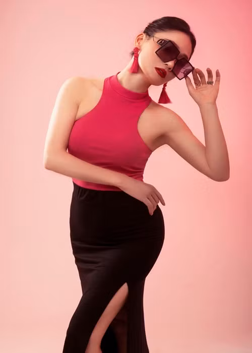 Ở tuổi U50, Quách Thu Phương không ngại mặc táo bạo.