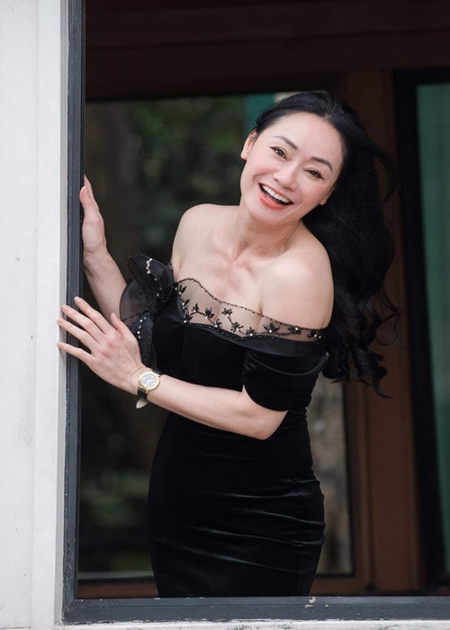 Nữ diễn viên khoe vai trần gợi cảm hút mắt.