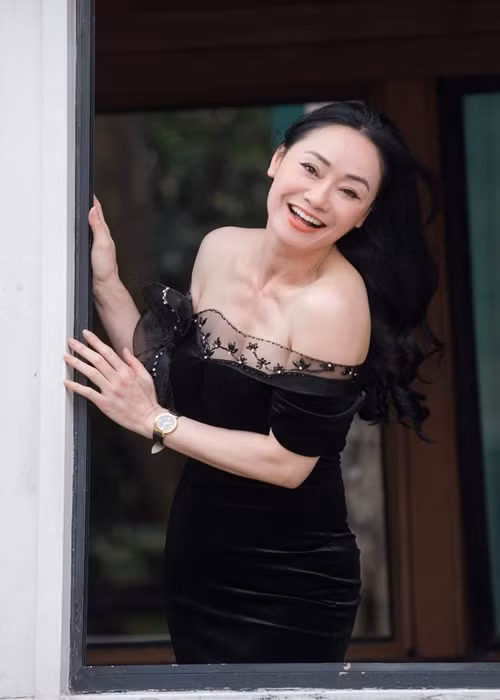 Nữ diễn viên khoe vai trần gợi cảm hút mắt.