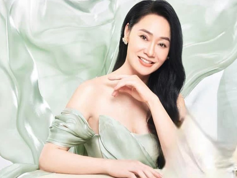 Quách Thu Phương chuộng mặc trang phục áo hai dây, trễ vai.