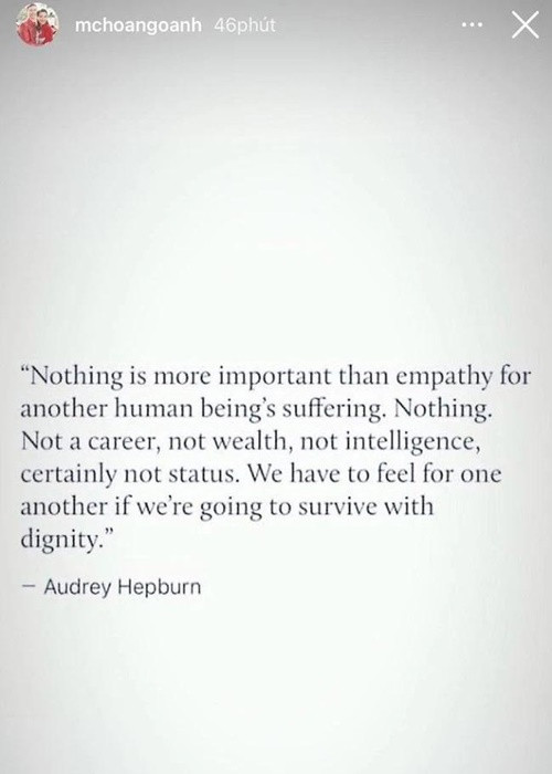 Thông tin Hoàng Oanh ly hôn Jack gây xôn xao. Phía nữ MC chưa lên tiếng về lời tuyên bố của người bạn đời. Tuy nhiên, mới đây, cô chia sẻ đầy ẩn ý khi trích dẫn lại những câu nói tiếng Anh với nội dung tạm dịch: "Không có gì quan trọng hơn sự đồng cảm với nỗi đau khổ của con người. Không phải nghề nghiệp, không phải của cải, không phải trí thông minh, càng không phải địa vị. Chúng ta phải cảm thông cho nhau...". Ảnh: Tiền Phong