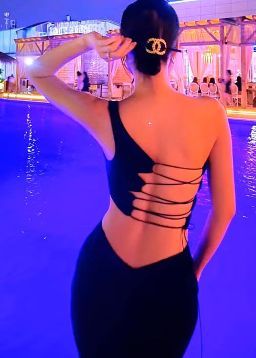 Điểm cơ thể hấp dẫn nhất mà Ngọc Trinh yêu thích là phần lưng ong.