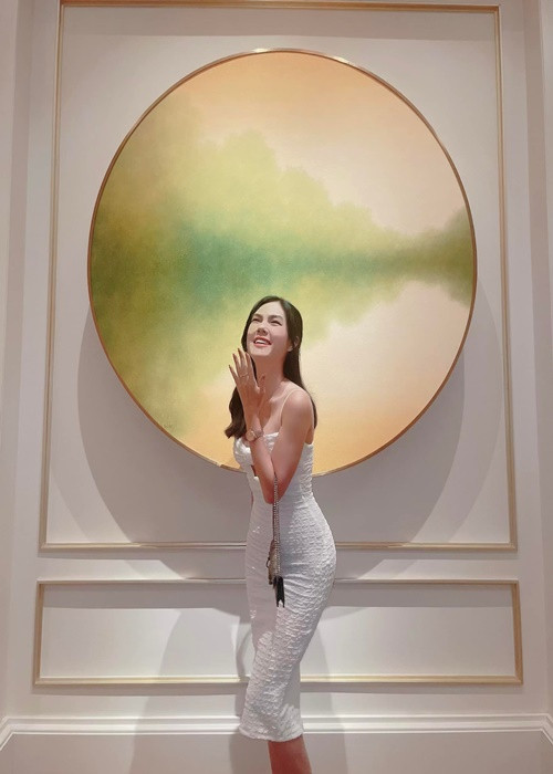 Ngọc Trinh cho biết thu nhập mỗi tháng mà cô kiếm được từ công việc đóng phim, quảng cáo, tham gia sự kiện và làm mẫu ảnh đủ để cô và gia đình sống thoải mái.