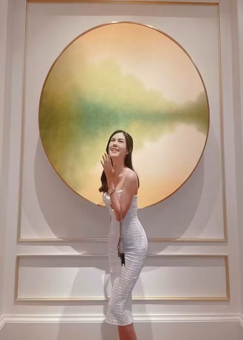 Ngọc Trinh cho biết thu nhập mỗi tháng mà cô kiếm được từ công việc đóng phim, quảng cáo, tham gia sự kiện và làm mẫu ảnh đủ để cô và gia đình sống thoải mái.