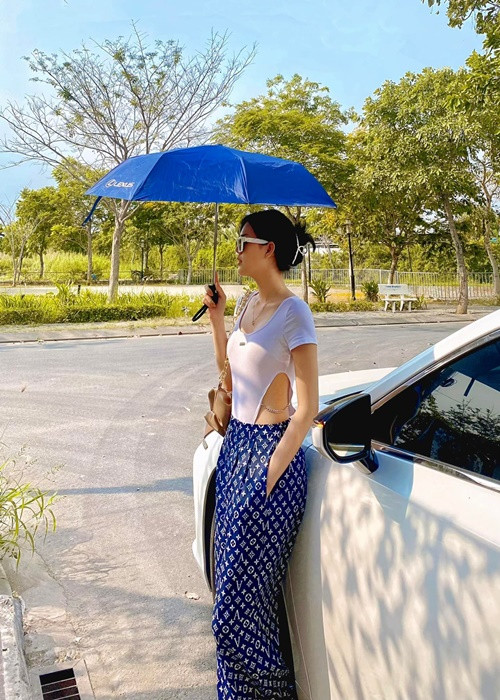 Ngọc Trinh khoe eo và hông khi phối bodysuit với quần ống rộng.