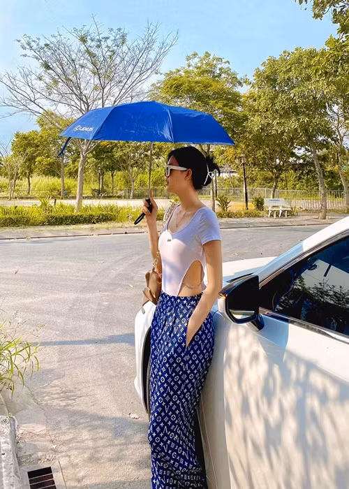 Ngọc Trinh khoe eo và hông khi phối bodysuit với quần ống rộng.