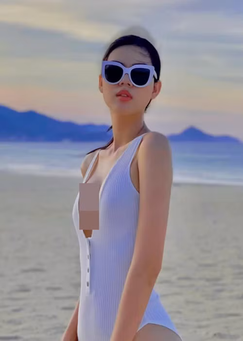 Nữ diễn viên tự tin phô diễn hình thể với trang phục áo tắm.