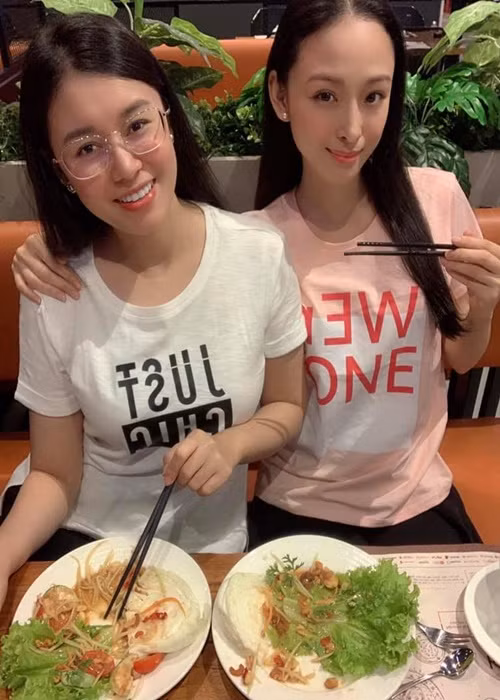 Phương Nga từng phủ nhận yêu đồng tính. Chia sẻ trên Người đưa tin, Phương Nga cho hay: "Tình cảm giữa hai chúng tôi hơn cả tình yêu, nếu nói là tình yêu thì bình thường quá, chúng tôi là tri kỷ, chúng tôi luôn dành cho nhau sự chân thành nhất, gọi là tình bạn thì không đúng, hơn cả tình bạn. Tôi luôn cảm ơn Thuỳ Dung đã ở bên cạnh tôi những lúc tôi khốn cùng và sợ hãi nhất".