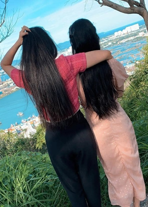 Trong khi Phương Nga thích nghe nhạc kiểu thính phòng thì gu âm nhạc của Thùy Dung là nhạc thị trường. Ngoài ra, Thùy Dung không thích đọc tiểu thuyết, viết truyện hay viết lời bài hát như Phương Nga.