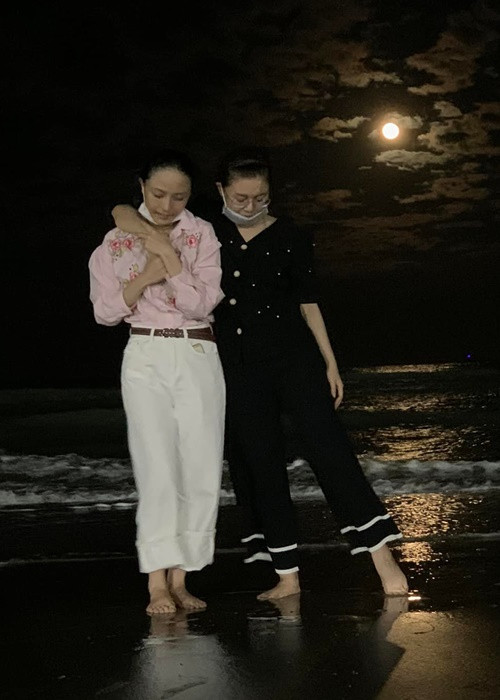 Thùy Dung sinh năm 1989, kém Phương Nga 2 tuổi và không hoạt động trong showbiz.