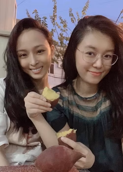 Phương Nga tâm sự, Thùy Dung từ một người bạn trở thành người thân thương nhất, ruột thịt nhất, người duy nhất cho cô niềm tin rằng, dù cả thế giới này có quay lưng lại với cô thì Thùy Dung vẫn ở cạnh cô.