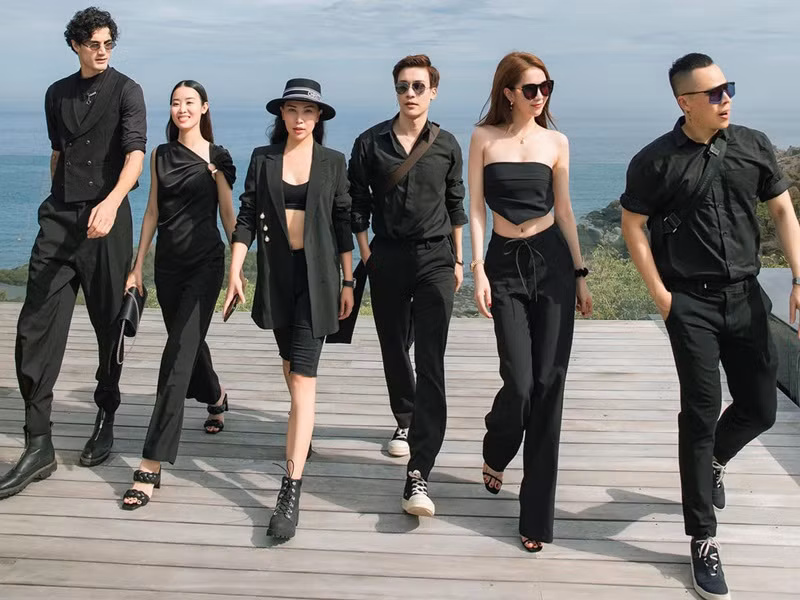 Nhóm bạn thân thiết của Ngọc Trinh bao gồm những gương mặt quen thuộc trong làng giải trí như: "ông bầu" Vũ Khắc Tiệp, Đỗ Long, Quỳnh Thư, Lê Hà, Hà Vi Vi...Ảnh: FBNV