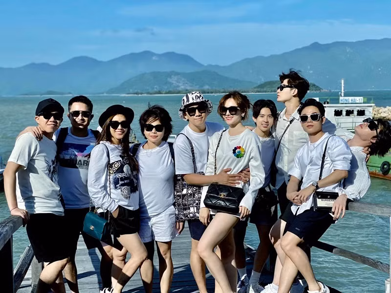 Nhóm Cờ cá ngựa chơi thân với Thu Minh, Trịnh Thăng Bình, Lê Giang, Anh Đức, Thu Hoài. Ảnh: FBNV