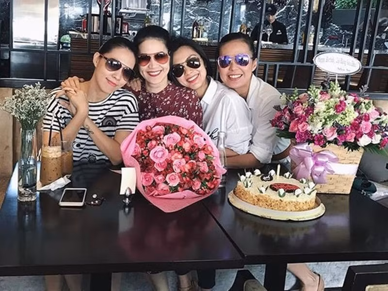 Trong mỗi sự kiện quan trọng của các thành viên trong nhóm, nhóm của Hà Tăng luôn hiện diện cạnh nhau hay khi một thành viên nào xảy ra chuyện, cả nhóm luôn tôn trọng và sẵn sàng bảo vệ, xuất hiện khi bạn mình cần. Ảnh: FBNV