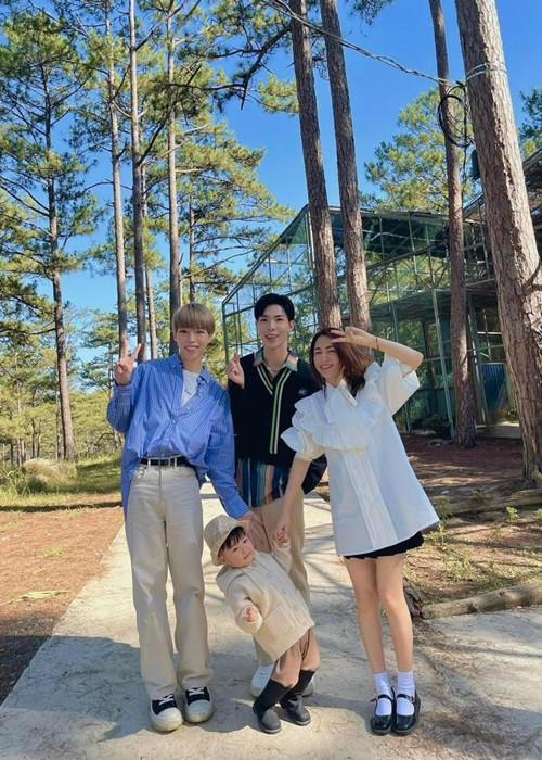 Trong cuộc sống, Đức Phúc và Erik luôn là những người đầu tiên được Hòa Minzy tiết lộ những cột mốc quan trọng. Còn nhớ lần nữ ca sĩ khoe chuyện mang thai bé Bo, Đức Phúc rơi nước mắt, Erik rưng rưng hạnh phúc. Sau này, khi bé Bo chào đời, Đức Phúc và Erik thường xuyên đến chơi và tặng quà cho cháu. Ảnh: FBNV