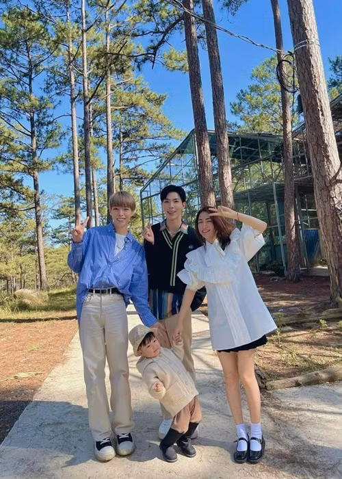 Trong cuộc sống, Đức Phúc và Erik luôn là những người đầu tiên được Hòa Minzy tiết lộ những cột mốc quan trọng. Còn nhớ lần nữ ca sĩ khoe chuyện mang thai bé Bo, Đức Phúc rơi nước mắt, Erik rưng rưng hạnh phúc. Sau này, khi bé Bo chào đời, Đức Phúc và Erik thường xuyên đến chơi và tặng quà cho cháu. Ảnh: FBNV