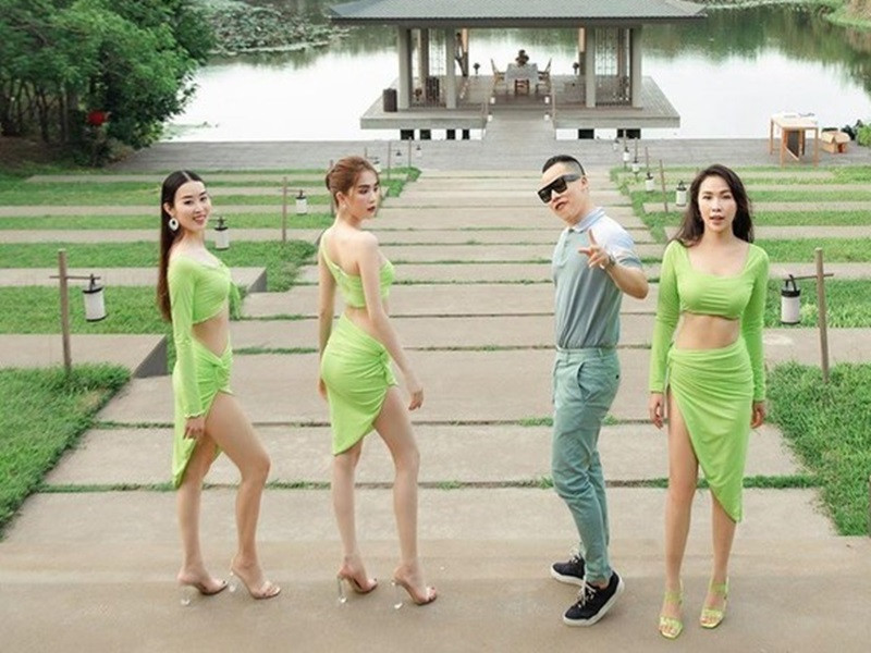 Nhóm của “nữ hoàng nội y” luôn biết cách gây ấn tượng nơi đông người dù đi ăn chơi hay dự sự kiện...Ảnh: FBNV