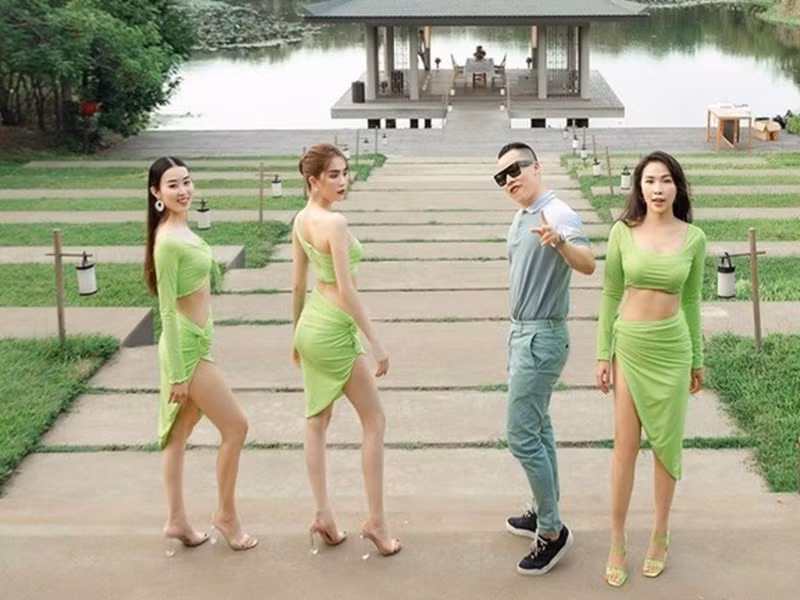 Nhóm của “nữ hoàng nội y” luôn biết cách gây ấn tượng nơi đông người dù đi ăn chơi hay dự sự kiện...Ảnh: FBNV