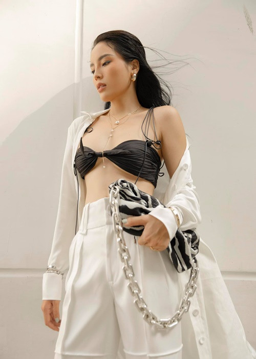 Kỳ Duyên ăn mặc tinh tế hơn khi lựa chọn trang phục phù hợp với vóc dáng, khéo kết hợp phụ kiện với váy áo. Ảnh: FBNV