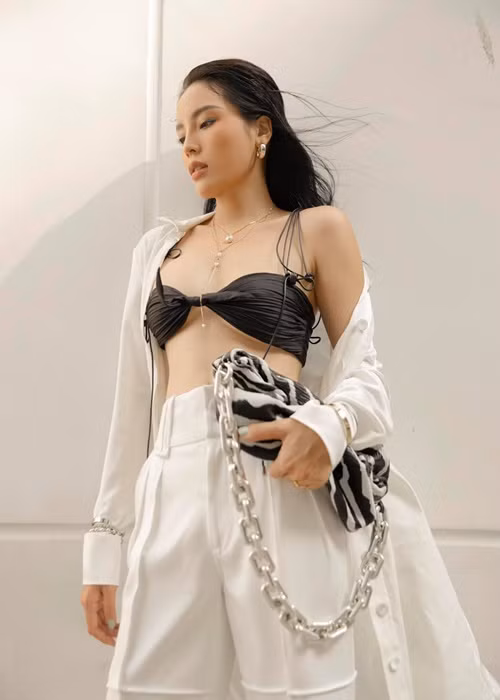 Kỳ Duyên ăn mặc tinh tế hơn khi lựa chọn trang phục phù hợp với vóc dáng, khéo kết hợp phụ kiện với váy áo. Ảnh: FBNV