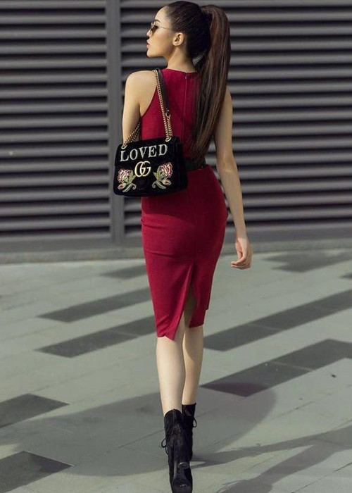 Nàng hoa hậu sinh năm 1996 khéo sử dụng đồ hiệu để tăng vẻ sang chảnh. Ảnh: FBNV