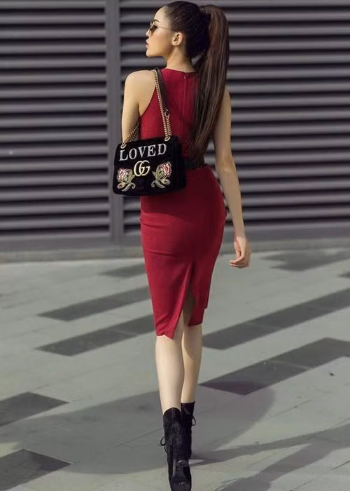 Nàng hoa hậu sinh năm 1996 khéo sử dụng đồ hiệu để tăng vẻ sang chảnh. Ảnh: FBNV