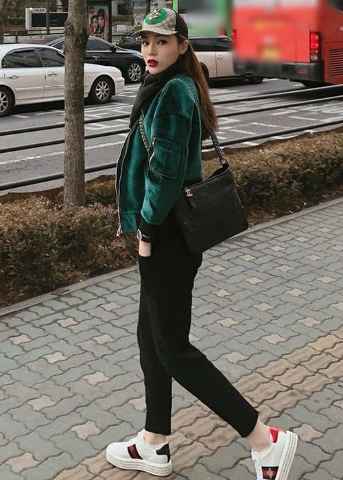Thời trang dạo phố của Kỳ Duyên được xây dựng theo hướng trẻ trung, năng động, thời thượng. Ảnh: FBNV
