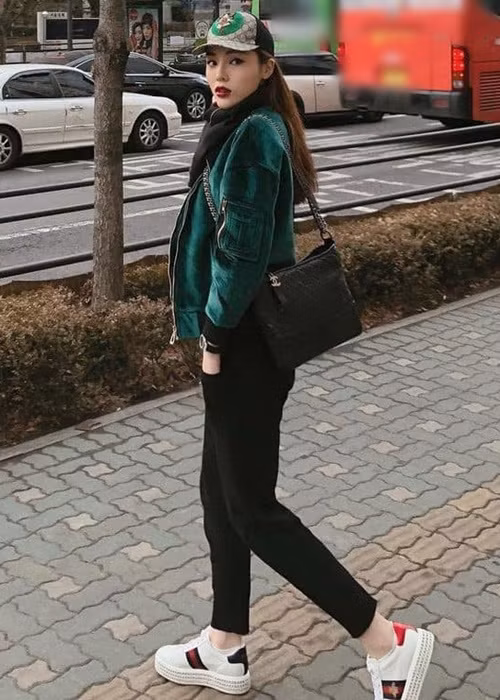 Thời trang dạo phố của Kỳ Duyên được xây dựng theo hướng trẻ trung, năng động, thời thượng. Ảnh: FBNV